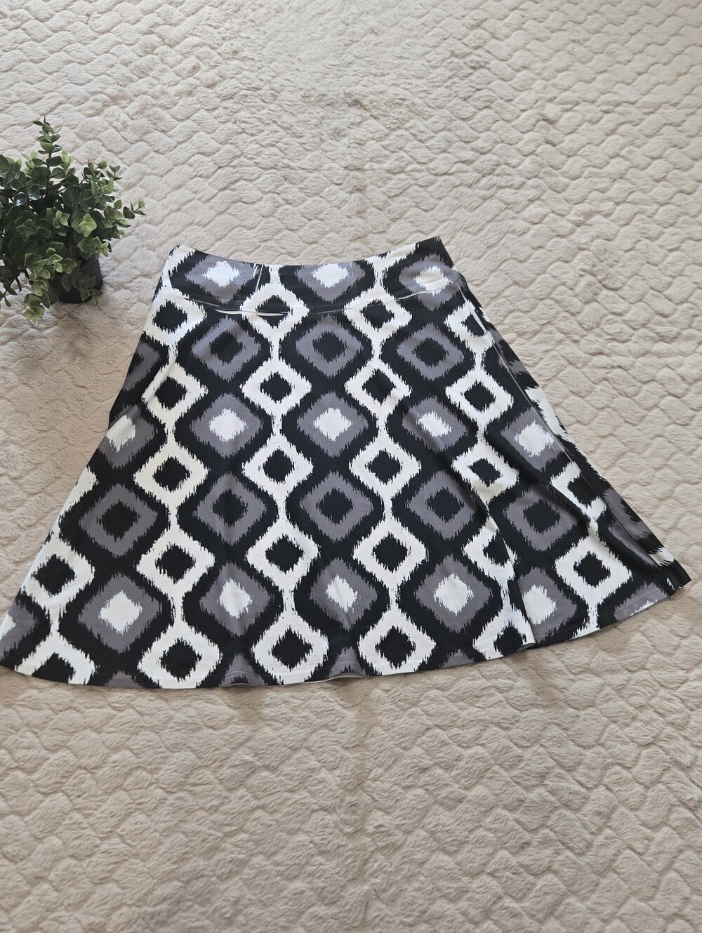 Before+Again Black, White, & Gray Geo Print Flowy Swing A-Line Skirt, Medium